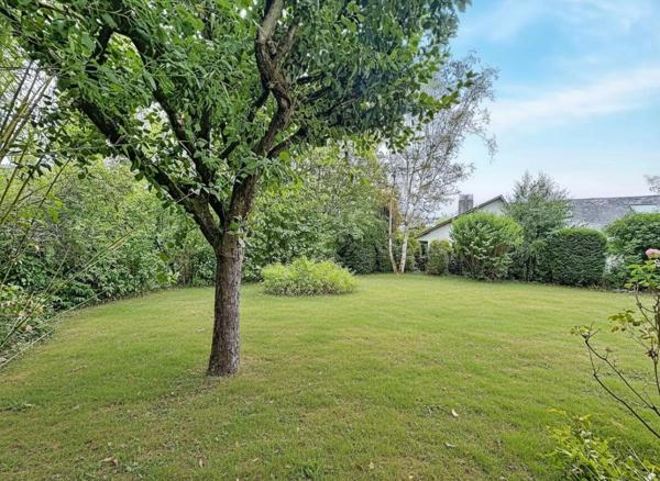 DOMAINE DE LA VALLÉE DE LA BIÈVRE  MAISON FAMILIALE EN LISIÈRE DE FORÊT, AU CALME ABSOLU