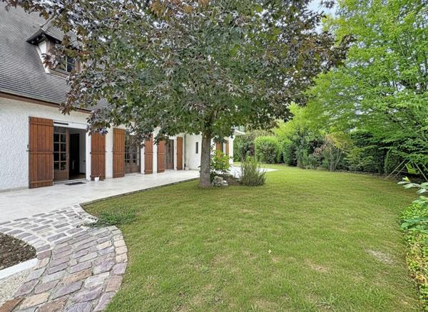 DOMAINE DE LA VALLÉE DE LA BIÈVRE  MAISON FAMILIALE EN LISIÈRE DE FORÊT, AU CALME ABSOLU