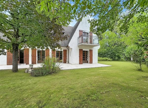 DOMAINE DE LA VALLÉE DE LA BIÈVRE  MAISON FAMILIALE EN LISIÈRE DE FORÊT, AU CALME ABSOLU