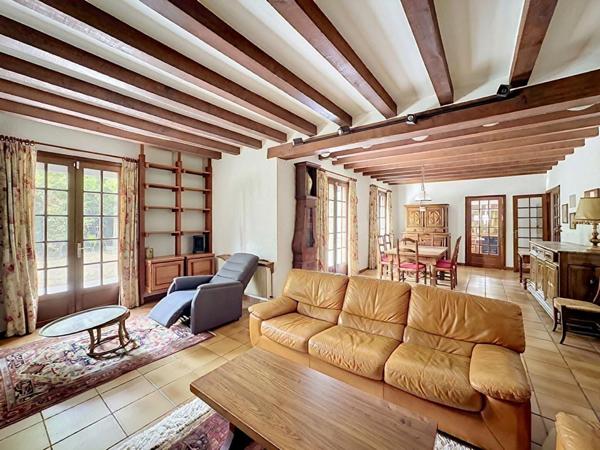 DOMAINE DE LA VALLÉE DE LA BIÈVRE  MAISON FAMILIALE EN LISIÈRE DE FORÊT, AU CALME ABSOLU