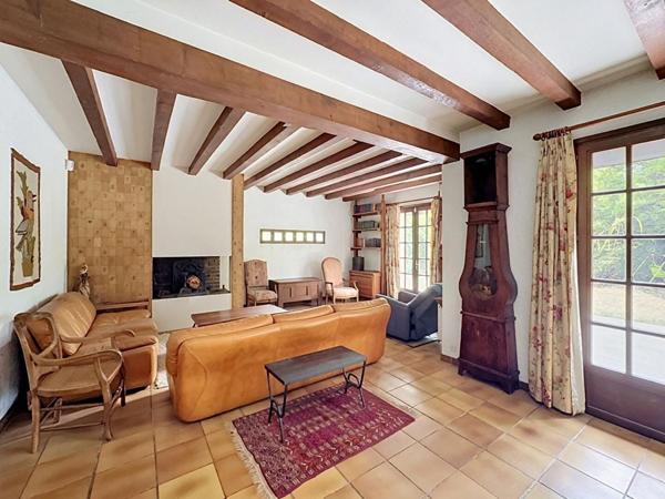 DOMAINE DE LA VALLÉE DE LA BIÈVRE  MAISON FAMILIALE EN LISIÈRE DE FORÊT, AU CALME ABSOLU