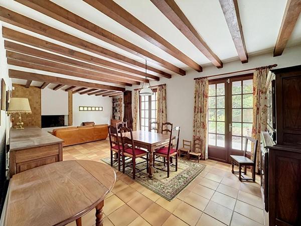 DOMAINE DE LA VALLÉE DE LA BIÈVRE  MAISON FAMILIALE EN LISIÈRE DE FORÊT, AU CALME ABSOLU