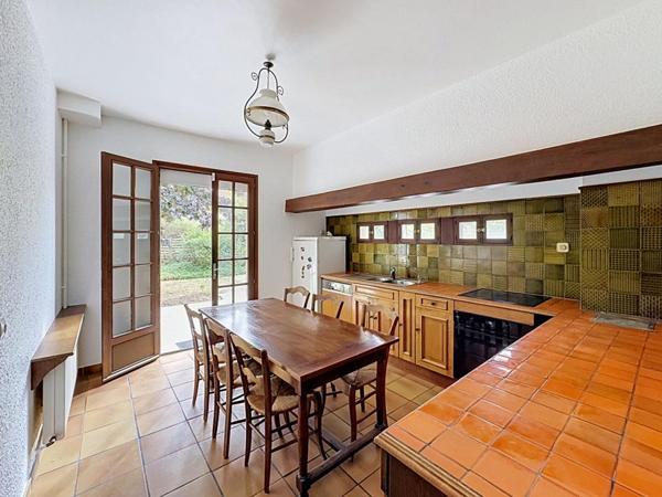 DOMAINE DE LA VALLÉE DE LA BIÈVRE  MAISON FAMILIALE EN LISIÈRE DE FORÊT, AU CALME ABSOLU