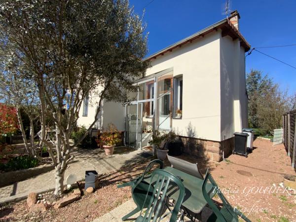 A ST GERMAIN LAVAL Maison rénovée de 75 M2 avec son terrain clos attenant de 450 M2