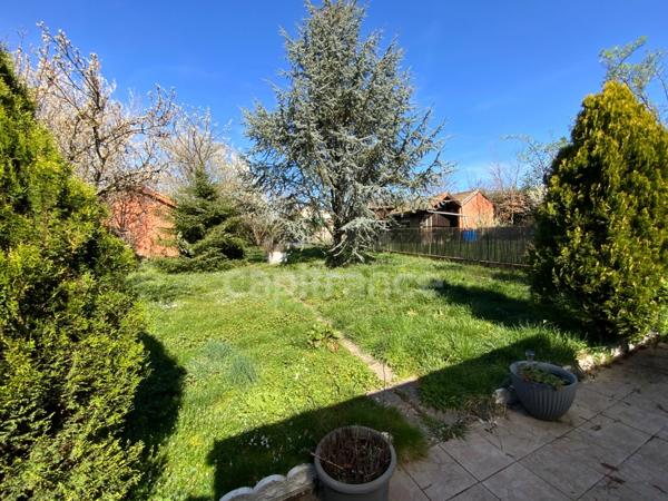 A ST GERMAIN LAVAL Maison rénovée de 75 M2 avec son terrain clos attenant de 450 M2