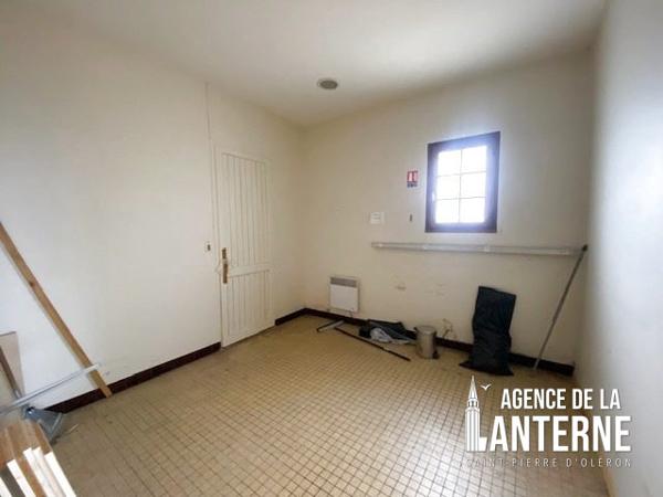LA COTINIERE - DEPENDANCE DE 47 M² TRANSFORMABLE EN HABITATION AVEC JARDIN ET PARKING