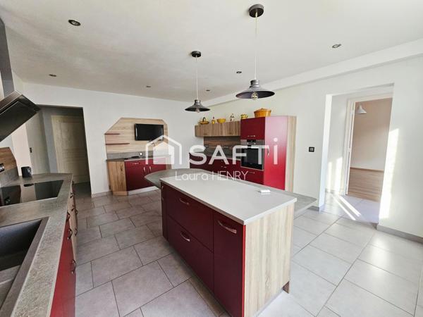 Grande maison rénovée avec garage et jardin