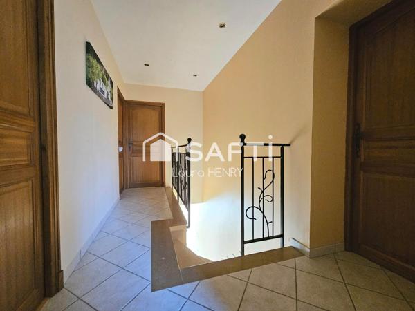 Grande maison rénovée avec garage et jardin