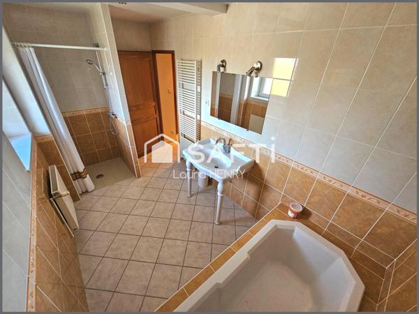 Grande maison rénovée avec garage et jardin