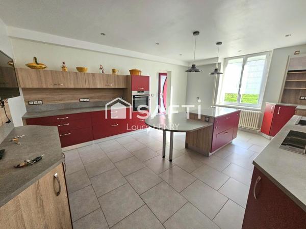 Grande maison rénovée avec garage et jardin