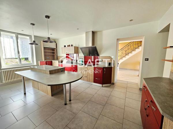 Grande maison rénovée avec garage et jardin