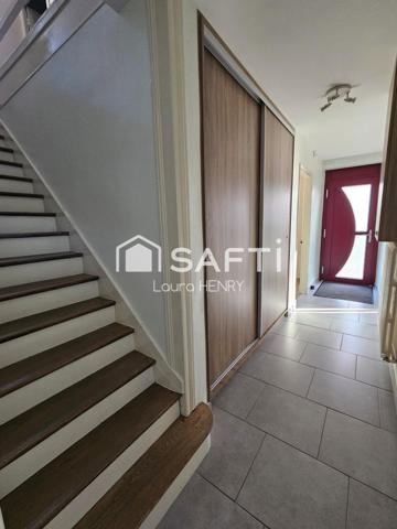 Grande maison rénovée avec garage et jardin