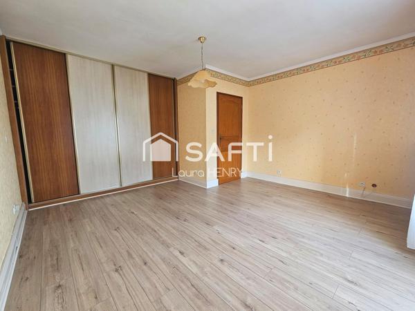 Grande maison rénovée avec garage et jardin