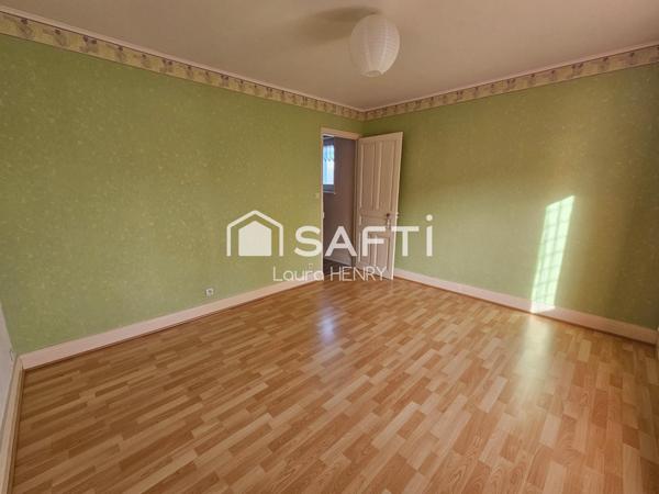 Grande maison rénovée avec garage et jardin