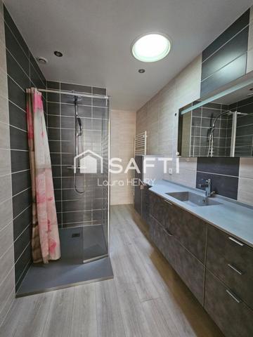 Grande maison rénovée avec garage et jardin