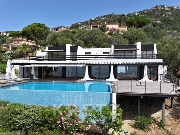 Villa d'architecte avec piscine et vue mer