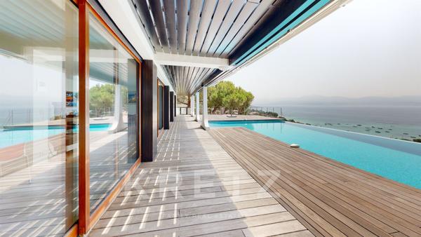 Villa d'architecte avec piscine et vue mer