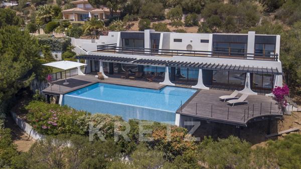 Villa d'architecte avec piscine et vue mer