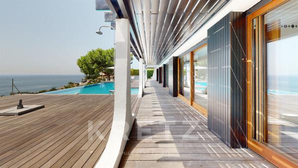 Villa d'architecte avec piscine et vue mer