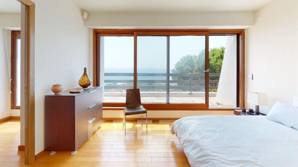 Villa d'architecte avec piscine et vue mer