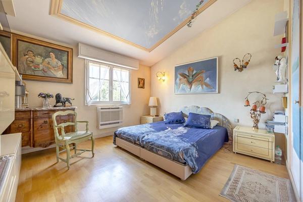 À vendre en exclusivité à Mougins – Maison d'inspiration Couëlle avec piscine, jardin paysager et appartement indépendant