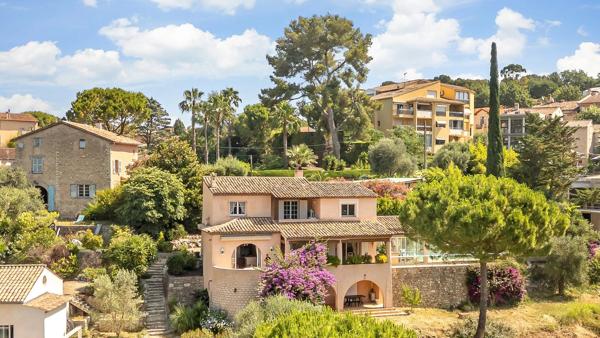À vendre en exclusivité à Mougins – Maison d'inspiration Couëlle avec piscine, jardin paysager et appartement indépendant