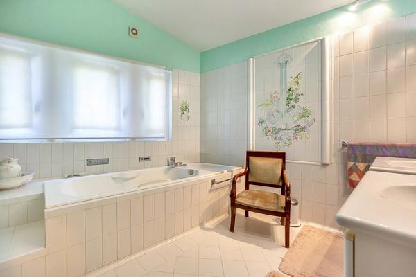 À vendre en exclusivité à Mougins – Maison d'inspiration Couëlle avec piscine, jardin paysager et appartement indépendant