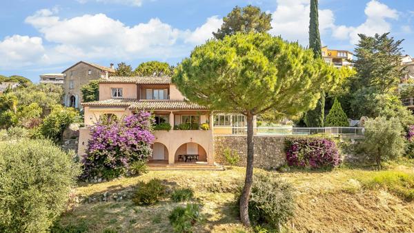 À vendre en exclusivité à Mougins – Maison d'inspiration Couëlle avec piscine, jardin paysager et appartement indépendant
