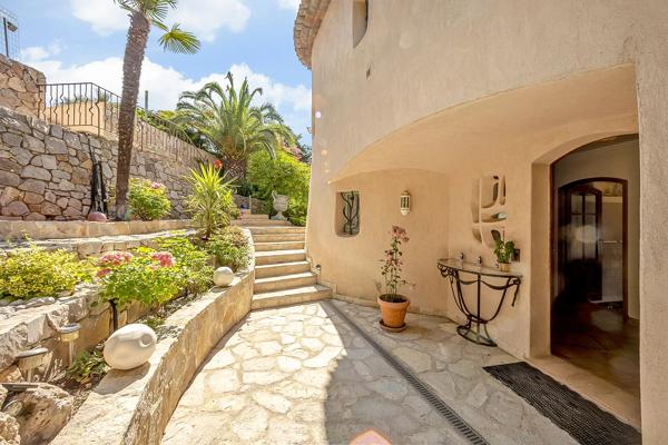 À vendre en exclusivité à Mougins – Maison d'inspiration Couëlle avec piscine, jardin paysager et appartement indépendant