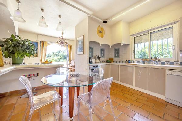 À vendre en exclusivité à Mougins – Maison d'inspiration Couëlle avec piscine, jardin paysager et appartement indépendant