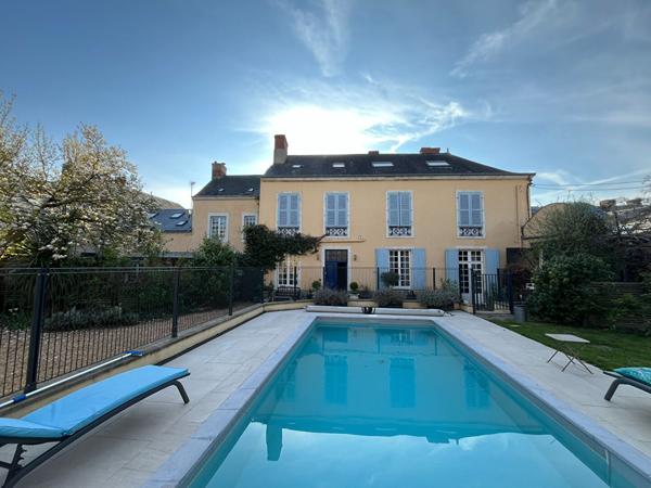 Grande demeure de caractère au coeur du Lude avec piscine chauffée et 8 chambres
