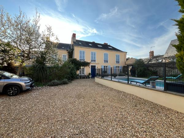 Grande demeure de caractère au coeur du Lude avec piscine chauffée et 8 chambres