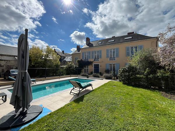 Grande demeure de caractère au coeur du Lude avec piscine chauffée et 8 chambres