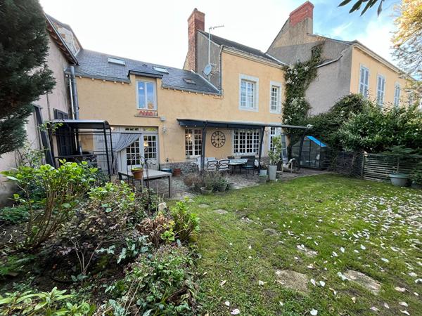 Grande demeure de caractère au coeur du Lude avec piscine chauffée et 8 chambres