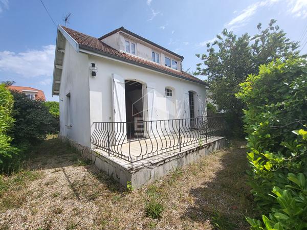 MAISON AVEC CHAMBRES ET PIECES DE VIE AU RDC - PROCHE CENTRE ET PLAGES