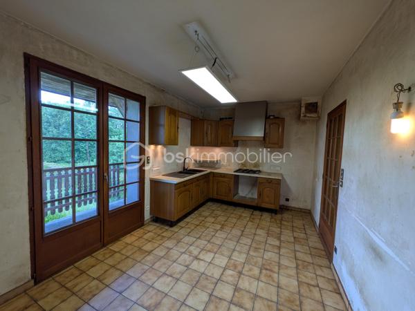 Située dans un environnement calme à 30 minutes de Châlons-en-Champagne et moins d'une heure de Reims, cette maison familiale bénéficie aujourd'hui d'une baisse de prix, offrant une opportunité à saisir.
Loisy-sur-Marne séduit par son cadre de vie paisible, son esprit village, sa convivialité et sa proximité avec les principaux axes routiers. Un emplacement idéal pour les familles recherchant tranquillité et praticité au quotidien.
Je vous propose cette spacieuse maison de type 7 développant environ 180 m² habitables sur deux niveaux.
Elle comprend :
• Un vaste salon-séjour lumineux avec accès balcon
• Une cuisine aménagée
• Quatre grandes chambres de 12 à 16 m² environ
• Une salle de bains
• Des combles aménageables offrant un potentiel supplémentaire
• Une buanderie
• Un garage et un atelier
L'ensemble est édifié sur un terrain généreux de 1 383 m², idéal pour profiter des extérieurs ou développer de nouveaux aménagements.
Cette propriété conviendra parfaitement à une famille en quête d'espace, mais également à un investisseur grâce aux possibilités d'aménagement du rez-de-chaussée pour un projet locatif ou intergénérationnel.
✅ Nouvelle opportunité suite à une baisse de prix
✅ Beaux volumes et fort potentiel
✅ Terrain de plus de 1 300 m²
✅ Secteur calme et recherché
Une visite s'impose pour découvrir tout le potentiel de ce bien désormais proposé à un prix encore plus attractif.
À découvrir sans tarder !