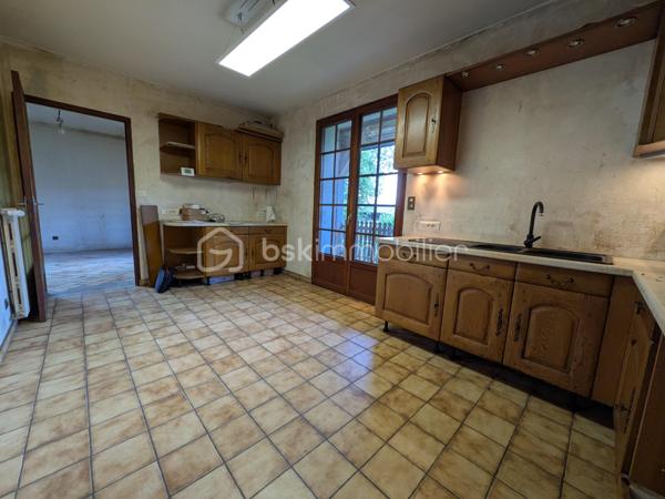 Située dans un environnement calme à 30 minutes de Châlons-en-Champagne et moins d'une heure de Reims, cette maison familiale bénéficie aujourd'hui d'une baisse de prix, offrant une opportunité à saisir.
Loisy-sur-Marne séduit par son cadre de vie paisible, son esprit village, sa convivialité et sa proximité avec les principaux axes routiers. Un emplacement idéal pour les familles recherchant tranquillité et praticité au quotidien.
Je vous propose cette spacieuse maison de type 7 développant environ 180 m² habitables sur deux niveaux.
Elle comprend :
• Un vaste salon-séjour lumineux avec accès balcon
• Une cuisine aménagée
• Quatre grandes chambres de 12 à 16 m² environ
• Une salle de bains
• Des combles aménageables offrant un potentiel supplémentaire
• Une buanderie
• Un garage et un atelier
L'ensemble est édifié sur un terrain généreux de 1 383 m², idéal pour profiter des extérieurs ou développer de nouveaux aménagements.
Cette propriété conviendra parfaitement à une famille en quête d'espace, mais également à un investisseur grâce aux possibilités d'aménagement du rez-de-chaussée pour un projet locatif ou intergénérationnel.
✅ Nouvelle opportunité suite à une baisse de prix
✅ Beaux volumes et fort potentiel
✅ Terrain de plus de 1 300 m²
✅ Secteur calme et recherché
Une visite s'impose pour découvrir tout le potentiel de ce bien désormais proposé à un prix encore plus attractif.
À découvrir sans tarder !