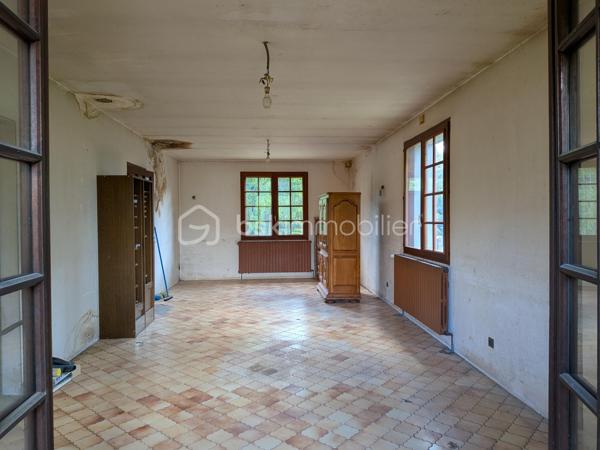 Située dans un environnement calme à 30 minutes de Châlons-en-Champagne et moins d'une heure de Reims, cette maison familiale bénéficie aujourd'hui d'une baisse de prix, offrant une opportunité à saisir.
Loisy-sur-Marne séduit par son cadre de vie paisible, son esprit village, sa convivialité et sa proximité avec les principaux axes routiers. Un emplacement idéal pour les familles recherchant tranquillité et praticité au quotidien.
Je vous propose cette spacieuse maison de type 7 développant environ 180 m² habitables sur deux niveaux.
Elle comprend :
• Un vaste salon-séjour lumineux avec accès balcon
• Une cuisine aménagée
• Quatre grandes chambres de 12 à 16 m² environ
• Une salle de bains
• Des combles aménageables offrant un potentiel supplémentaire
• Une buanderie
• Un garage et un atelier
L'ensemble est édifié sur un terrain généreux de 1 383 m², idéal pour profiter des extérieurs ou développer de nouveaux aménagements.
Cette propriété conviendra parfaitement à une famille en quête d'espace, mais également à un investisseur grâce aux possibilités d'aménagement du rez-de-chaussée pour un projet locatif ou intergénérationnel.
✅ Nouvelle opportunité suite à une baisse de prix
✅ Beaux volumes et fort potentiel
✅ Terrain de plus de 1 300 m²
✅ Secteur calme et recherché
Une visite s'impose pour découvrir tout le potentiel de ce bien désormais proposé à un prix encore plus attractif.
À découvrir sans tarder !