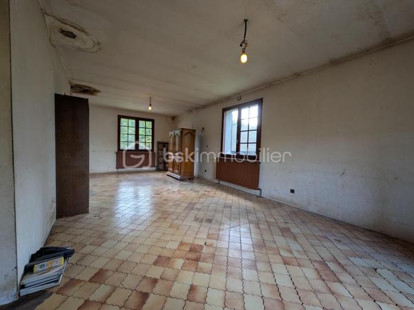 Située dans un environnement calme à 30 minutes de Châlons-en-Champagne et moins d'une heure de Reims, cette maison familiale bénéficie aujourd'hui d'une baisse de prix, offrant une opportunité à saisir.
Loisy-sur-Marne séduit par son cadre de vie paisible, son esprit village, sa convivialité et sa proximité avec les principaux axes routiers. Un emplacement idéal pour les familles recherchant tranquillité et praticité au quotidien.
Je vous propose cette spacieuse maison de type 7 développant environ 180 m² habitables sur deux niveaux.
Elle comprend :
• Un vaste salon-séjour lumineux avec accès balcon
• Une cuisine aménagée
• Quatre grandes chambres de 12 à 16 m² environ
• Une salle de bains
• Des combles aménageables offrant un potentiel supplémentaire
• Une buanderie
• Un garage et un atelier
L'ensemble est édifié sur un terrain généreux de 1 383 m², idéal pour profiter des extérieurs ou développer de nouveaux aménagements.
Cette propriété conviendra parfaitement à une famille en quête d'espace, mais également à un investisseur grâce aux possibilités d'aménagement du rez-de-chaussée pour un projet locatif ou intergénérationnel.
✅ Nouvelle opportunité suite à une baisse de prix
✅ Beaux volumes et fort potentiel
✅ Terrain de plus de 1 300 m²
✅ Secteur calme et recherché
Une visite s'impose pour découvrir tout le potentiel de ce bien désormais proposé à un prix encore plus attractif.
À découvrir sans tarder !