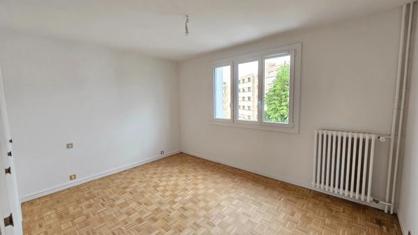 A 2 PAS DU CENTRE VILLE JOLI APPARTEMENT TRAVERSANT DE TYPE 4 LUMINEUX ET AVEC BEAU POTENTIEL