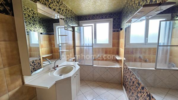A 2 PAS DU CENTRE VILLE JOLI APPARTEMENT TRAVERSANT DE TYPE 4 LUMINEUX ET AVEC BEAU POTENTIEL