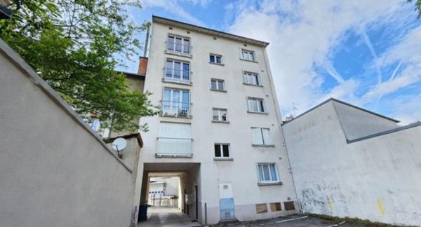 A 2 PAS DU CENTRE VILLE JOLI APPARTEMENT TRAVERSANT DE TYPE 4 LUMINEUX ET AVEC BEAU POTENTIEL