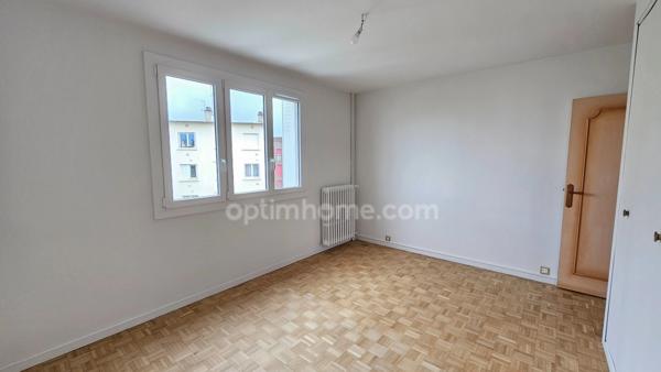 A 2 PAS DU CENTRE VILLE JOLI APPARTEMENT TRAVERSANT DE TYPE 4 LUMINEUX ET AVEC BEAU POTENTIEL
