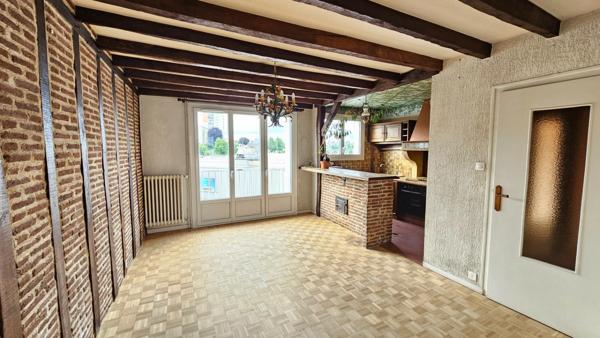A 2 PAS DU CENTRE VILLE JOLI APPARTEMENT TRAVERSANT DE TYPE 4 LUMINEUX ET AVEC BEAU POTENTIEL