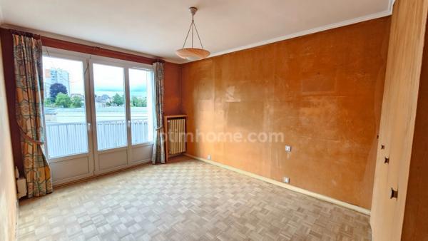 A 2 PAS DU CENTRE VILLE JOLI APPARTEMENT TRAVERSANT DE TYPE 4 LUMINEUX ET AVEC BEAU POTENTIEL