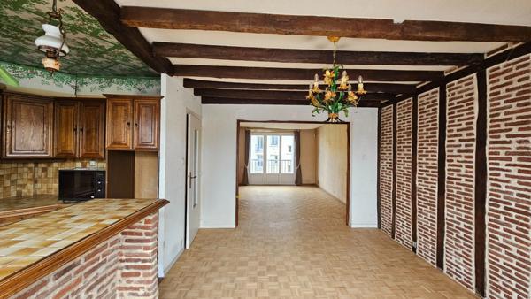 A 2 PAS DU CENTRE VILLE JOLI APPARTEMENT TRAVERSANT DE TYPE 4 LUMINEUX ET AVEC BEAU POTENTIEL
