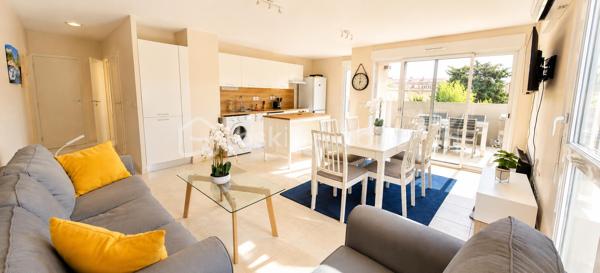 ✨ FRONTIGNAN – Appartement T4 récent de 2021 ✨

🌴 À seulement 10 min des plages et autoroute.
🛍️ Proche écoles, transports et commodités.

Vous recherchez un appartement moderne, lumineux et idéalement situé ?

✨ Dès l’entrée, vous serez séduits par sa vaste pièce de vie de 32 m² baignée de lumière, avec cuisine ouverte et accès direct à une agréable terrasse de 12 m², parfaite pour profiter des beaux jours.

L’espace nuit, parfaitement séparé, offre 3 chambres confortables, une salle d’eau moderne ainsi qu’un WC indépendant.

✅ Prestations de qualité :
• Climatisation
• Double vitrage
• Ballon thermodynamique
• Ascenseur
• 2 places de parking privatives
• Résidence calme et sécurisée

☀️ Un appartement lumineux, fonctionnel et prêt à vivre.

Un appartement clé en main, moderne, fonctionnel et baigné de lumière ☀️

Chers confrères, je suis ouverte à l'inter-agence.

📞 Contact & visites :
Milliat Mélinda – BSK Immobilier
06 99 16 72 10