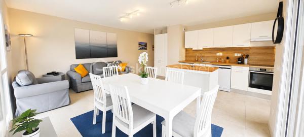 ✨ FRONTIGNAN – Appartement T4 récent de 2021 ✨

🌴 À seulement 10 min des plages et autoroute.
🛍️ Proche écoles, transports et commodités.

Vous recherchez un appartement moderne, lumineux et idéalement situé ?

✨ Dès l’entrée, vous serez séduits par sa vaste pièce de vie de 32 m² baignée de lumière, avec cuisine ouverte et accès direct à une agréable terrasse de 12 m², parfaite pour profiter des beaux jours.

L’espace nuit, parfaitement séparé, offre 3 chambres confortables, une salle d’eau moderne ainsi qu’un WC indépendant.

✅ Prestations de qualité :
• Climatisation
• Double vitrage
• Ballon thermodynamique
• Ascenseur
• 2 places de parking privatives
• Résidence calme et sécurisée

☀️ Un appartement lumineux, fonctionnel et prêt à vivre.

Un appartement clé en main, moderne, fonctionnel et baigné de lumière ☀️

Chers confrères, je suis ouverte à l'inter-agence.

📞 Contact & visites :
Milliat Mélinda – BSK Immobilier
06 99 16 72 10