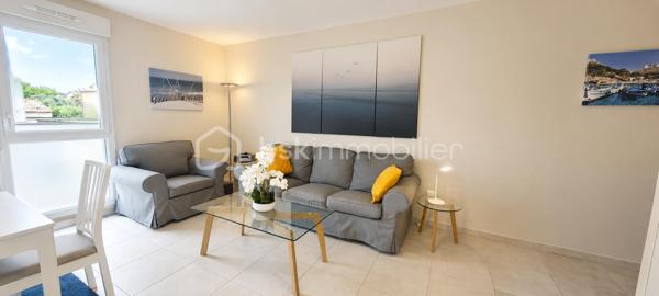 ✨ FRONTIGNAN – Appartement T4 récent de 2021 ✨

🌴 À seulement 10 min des plages et autoroute.
🛍️ Proche écoles, transports et commodités.

Vous recherchez un appartement moderne, lumineux et idéalement situé ?

✨ Dès l’entrée, vous serez séduits par sa vaste pièce de vie de 32 m² baignée de lumière, avec cuisine ouverte et accès direct à une agréable terrasse de 12 m², parfaite pour profiter des beaux jours.

L’espace nuit, parfaitement séparé, offre 3 chambres confortables, une salle d’eau moderne ainsi qu’un WC indépendant.

✅ Prestations de qualité :
• Climatisation
• Double vitrage
• Ballon thermodynamique
• Ascenseur
• 2 places de parking privatives
• Résidence calme et sécurisée

☀️ Un appartement lumineux, fonctionnel et prêt à vivre.

Un appartement clé en main, moderne, fonctionnel et baigné de lumière ☀️

Chers confrères, je suis ouverte à l'inter-agence.

📞 Contact & visites :
Milliat Mélinda – BSK Immobilier
06 99 16 72 10