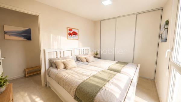 ✨ FRONTIGNAN – Appartement T4 récent de 2021 ✨

🌴 À seulement 10 min des plages et autoroute.
🛍️ Proche écoles, transports et commodités.

Vous recherchez un appartement moderne, lumineux et idéalement situé ?

✨ Dès l’entrée, vous serez séduits par sa vaste pièce de vie de 32 m² baignée de lumière, avec cuisine ouverte et accès direct à une agréable terrasse de 12 m², parfaite pour profiter des beaux jours.

L’espace nuit, parfaitement séparé, offre 3 chambres confortables, une salle d’eau moderne ainsi qu’un WC indépendant.

✅ Prestations de qualité :
• Climatisation
• Double vitrage
• Ballon thermodynamique
• Ascenseur
• 2 places de parking privatives
• Résidence calme et sécurisée

☀️ Un appartement lumineux, fonctionnel et prêt à vivre.

Un appartement clé en main, moderne, fonctionnel et baigné de lumière ☀️

Chers confrères, je suis ouverte à l'inter-agence.

📞 Contact & visites :
Milliat Mélinda – BSK Immobilier
06 99 16 72 10